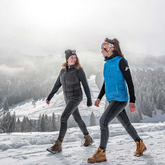 Wandern in den verschneiten Bergen von Oberstaufen.