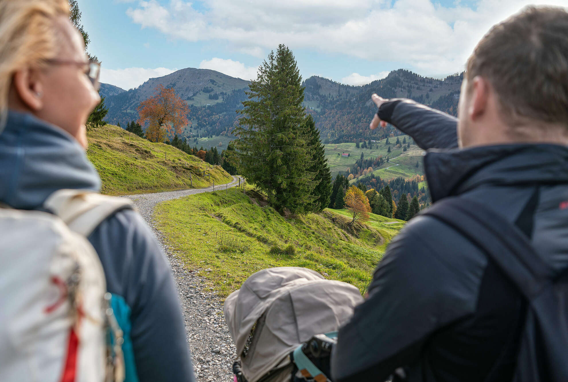 Unterwegs auf den Wegen im Naturpark Nagelfluhkette mit der ganzen Familie