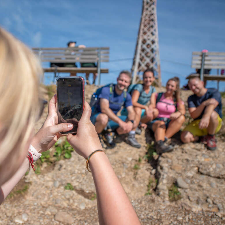 Wanderer machen ein Gruppenfoto am Hochgrat Gipfel in Oberstaufen