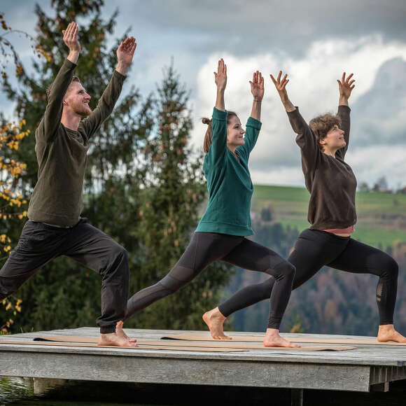 Achtsamkeit und Entspannung beim Yoga in der Natur und den Bergen des Allgäus in Oberstaufen.