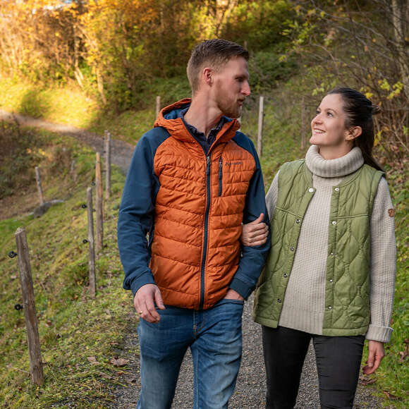 Paar spaziert durch den Bergwald in Oberstaufen