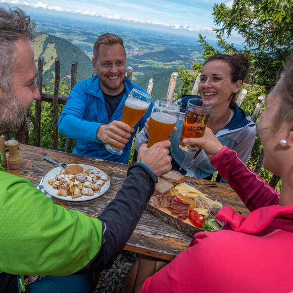 Einkehr mit Brotzeit und Bergpanorama auf einer Hütte am Hochgrat.