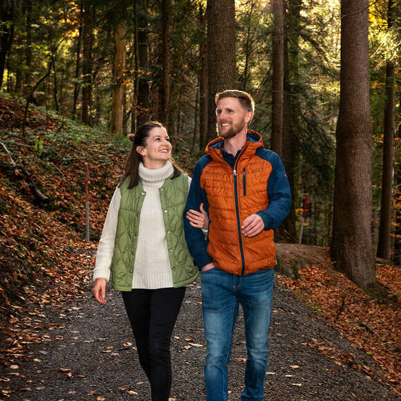 Paar spaziert während ihrer Fastenkur durch den Wald in Oberstaufen