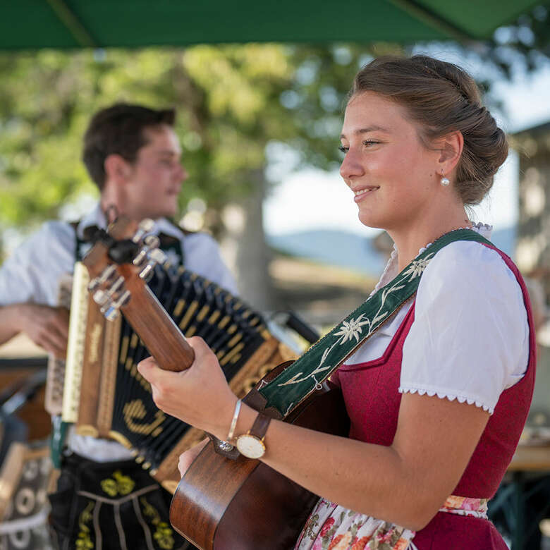 Neben der Arbeit als Schroth-Packerin macht die Bayern Botschafterin aus Oberstaufen noch Musik.