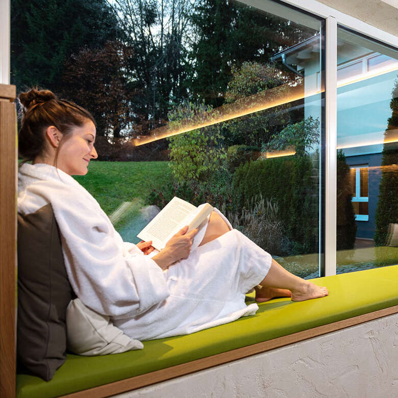 Ausruhen im Wellnessbereich Entspannung im Bademantel in einem Wellnessbereich der Oberstaufener Hotels.