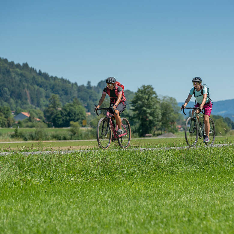 Erlebe die Weite bei einer ausgiebigen Radtour mit dem Gravelbike.