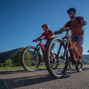 Radfahren mit dem E-Bike in Oberstaufen.