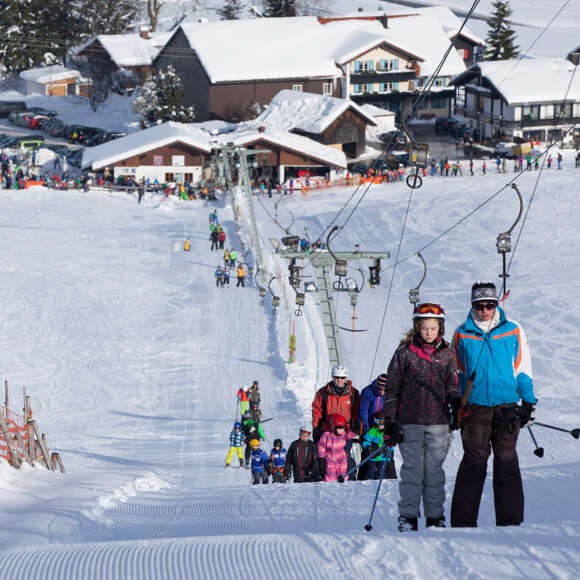 Skifahren für die ganze Familie an den Skiliften Sinswang in Oberstaufen im Allgäu.