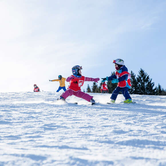 Kinder beim Skifahren in Sinswang