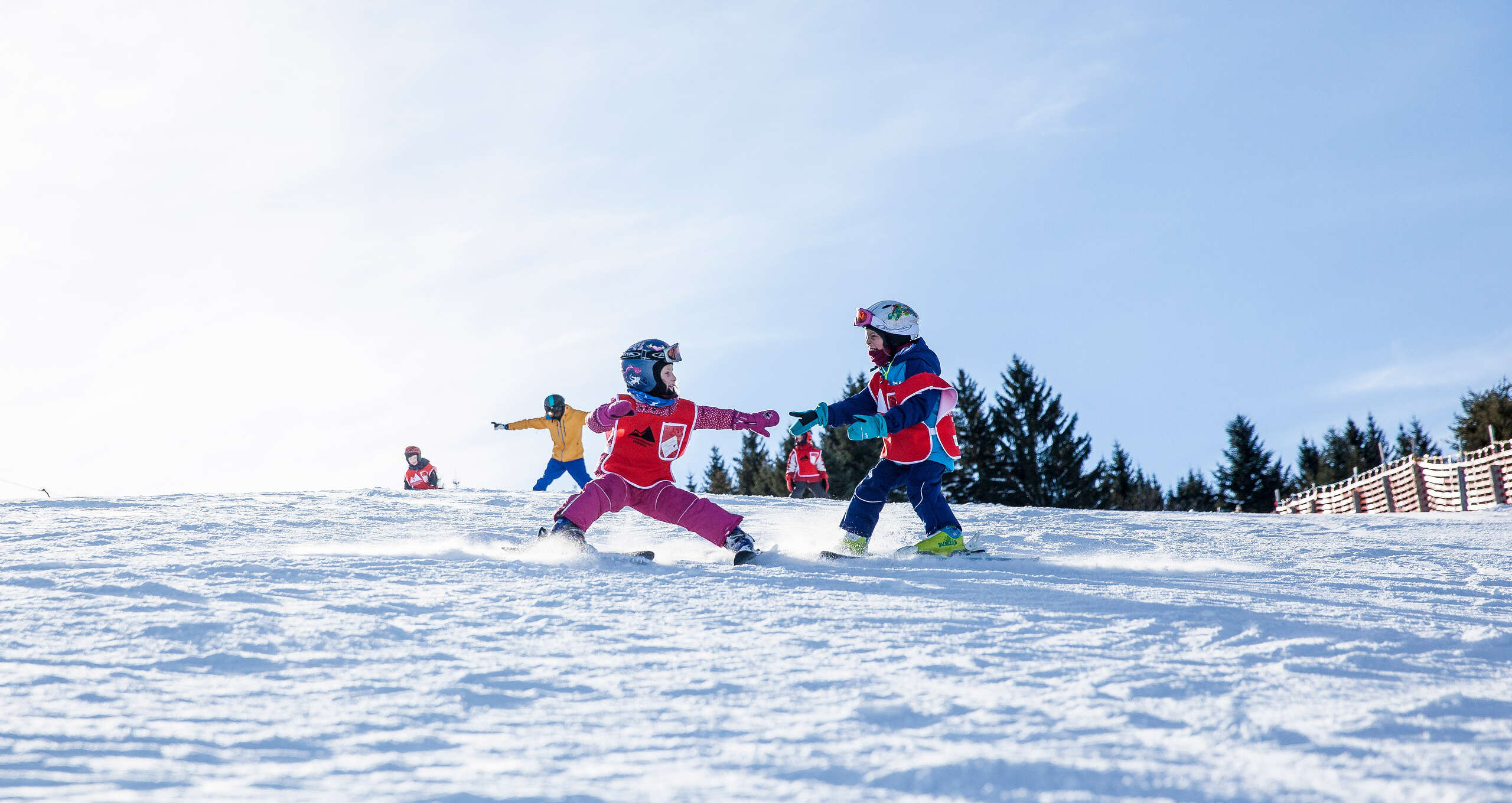 Kinder beim Skikurs auf den Pisten in Sinswang.
