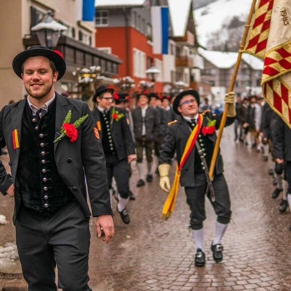 Traditioneller Umzug der Fahnensektion am Staufner Fasnatziestag an Faschingsdienstag