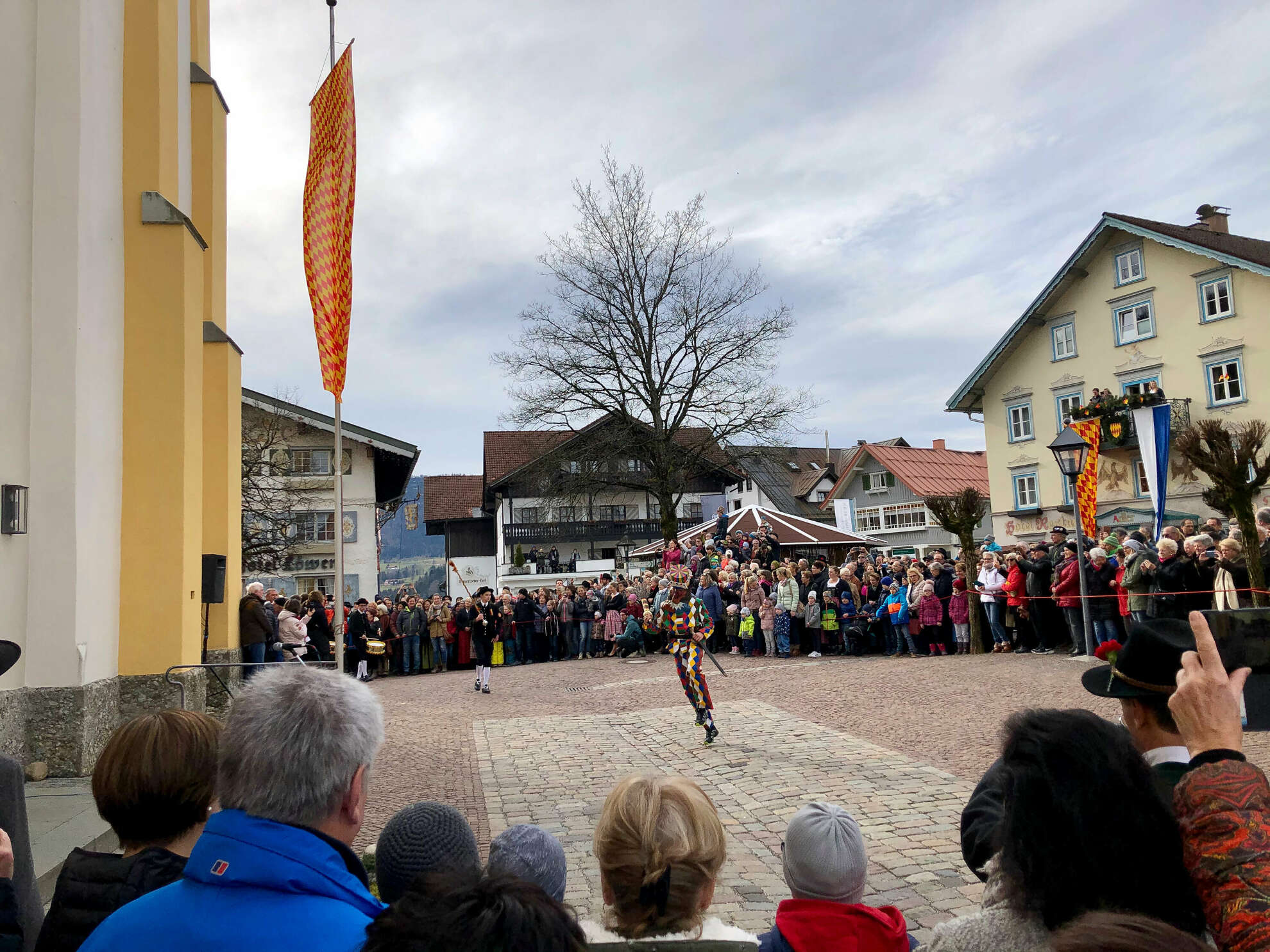 Der "Butz" tanzt vor der Kirche in Oberstaufen, bevor er traditionell den Pest-Tod stirbt.