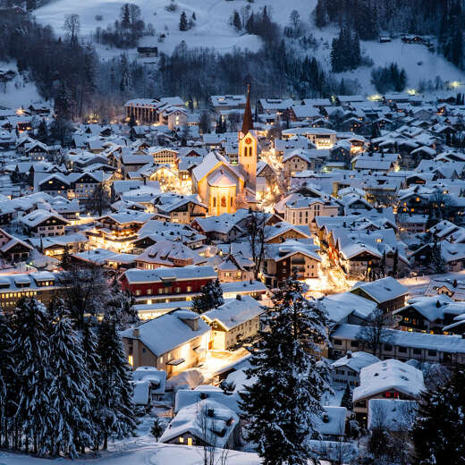 Ort Oberstaufen funkelt im Winter bei Nacht