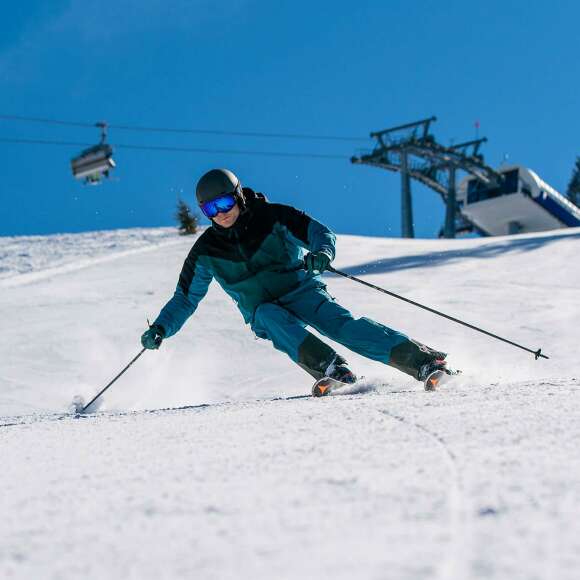 Skifahrer auf der Piste am Fluhexpress an einem sonnigen Wintertag.