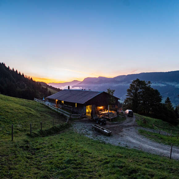 Sonnenuntergang an einer Berghütte in Oberstaufen