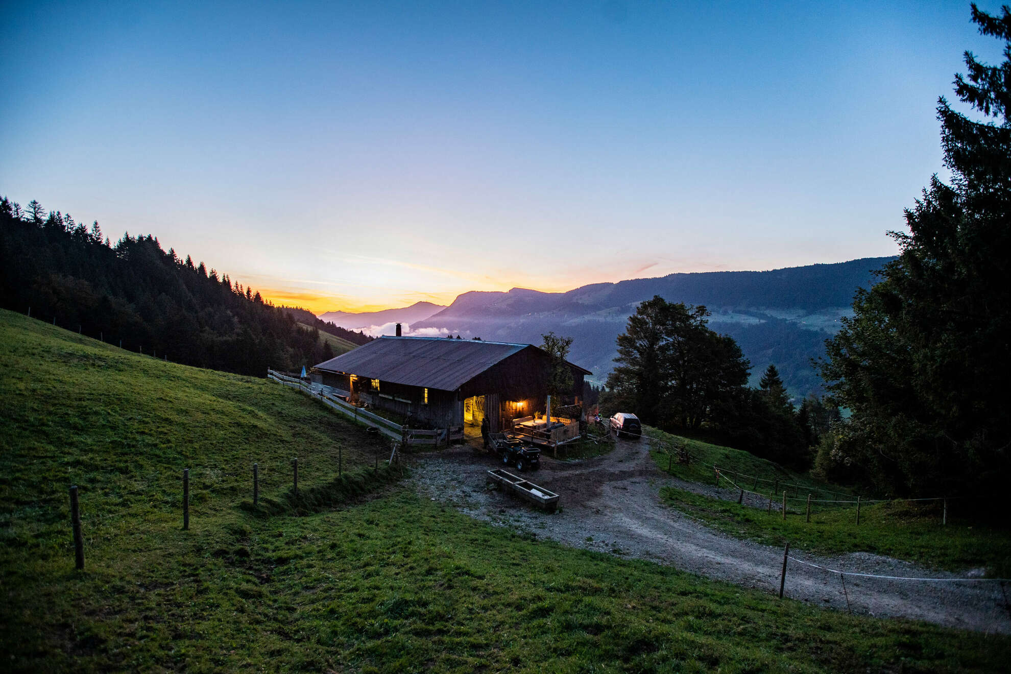 Wenn sich die Dunkelheit über den Naturpark Nagelfluhkette legt, kehrt langsam Ruhe in das Alpgebiet ein.