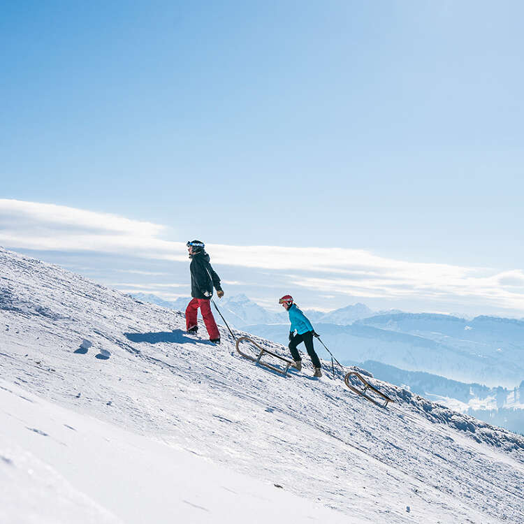 Beim Winterurlaub im Allgäu die Aussicht in die Alpen genießen.