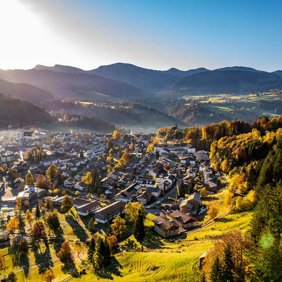 Ort Oberstaufen von oben im Herbst