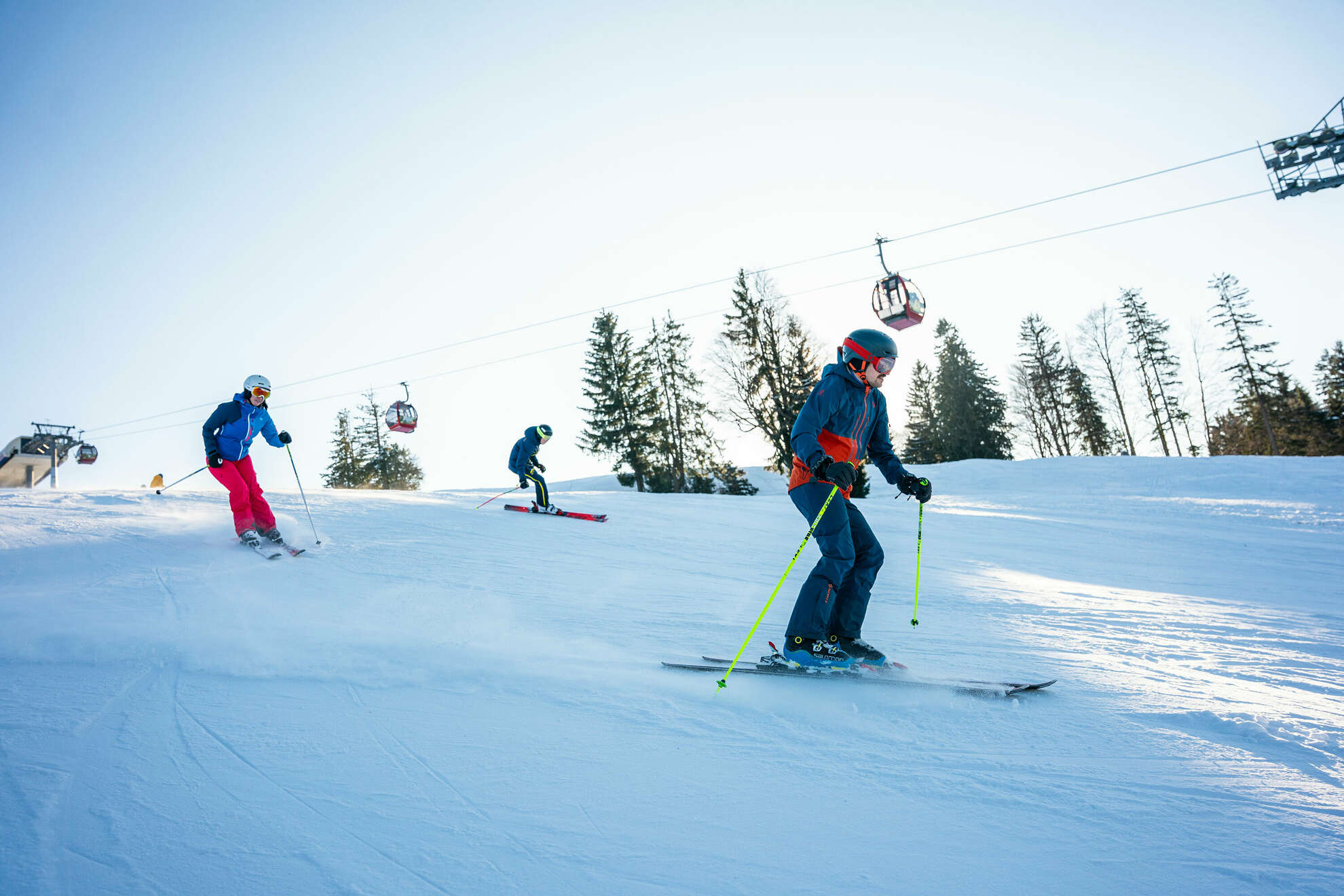 Skifahren auf den Pisten am Hündle bei Oberstaufen.