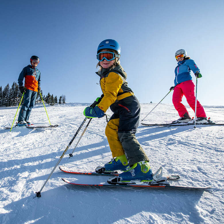 Familie fährt Ski im Skigebietin Oberstaufen im Allgäu