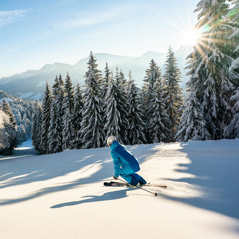 Abfahrt im Sonnenschein auf frisch präparierten Pisten in Oberstaufen