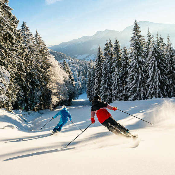 Skifahrer im Skigebiet in Oberstaufen im Allgäu