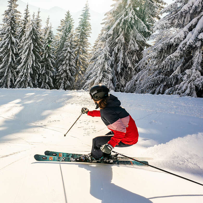 In der winterlichen Morgensonne die ersten Schwünge beim Skifahren auf den frisch gespurten Pisten am Imberg in Steibis ziehen.