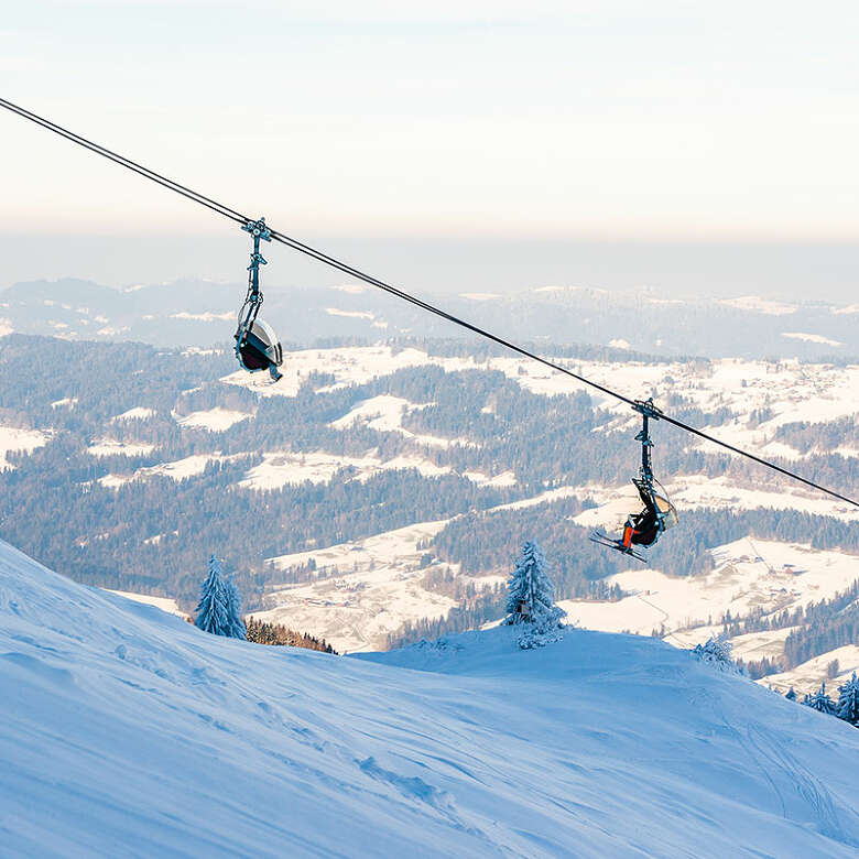 Skifahren in der Skiarena Steibis im Allgäu.