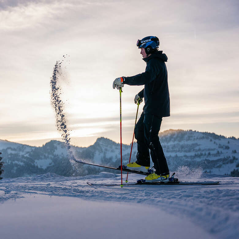 Die Ruhe des Sonnenaufgangs in den Bergen beim Skifahren in Steibis genießen.