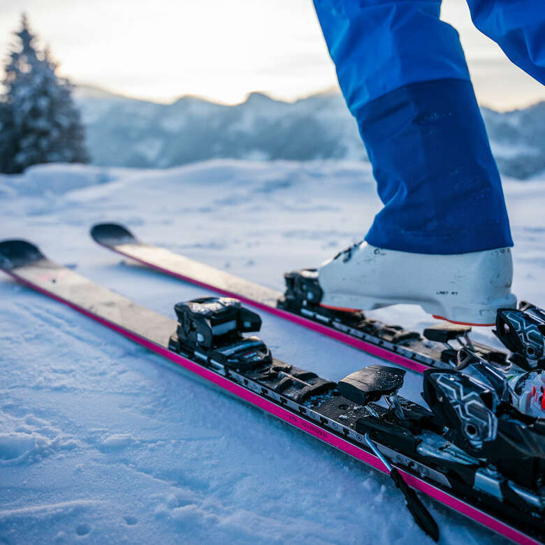 Auf der richtigen Ausrüstung und den passenden Ski für einen Ski-Tag in Oberstaufen unterwegs.
