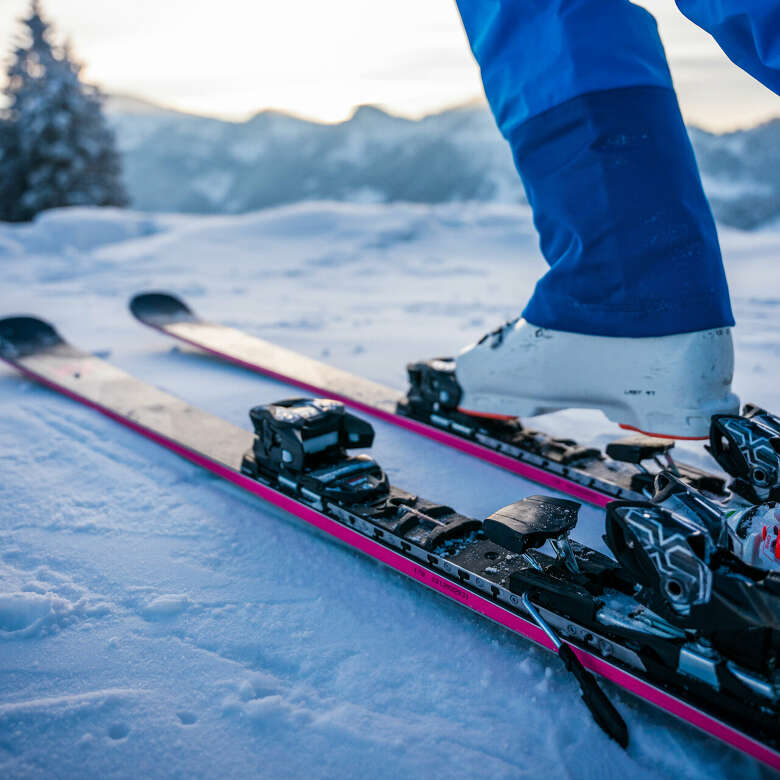 Mit den Skiern auf der Piste in Oberstaufen mit Bergblick.