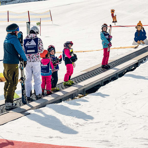 Bei den Skischulen Oberstaufen lernen Anfänger und Kinder das Skifahren.