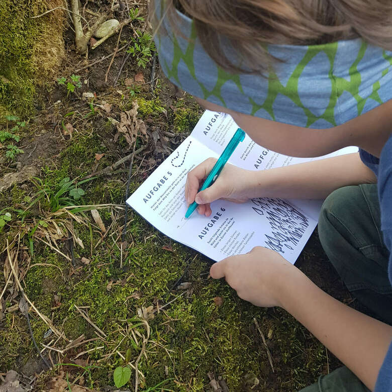 Kind löst Aufgaben auf der Kinder-Rallye in Oberstaufen