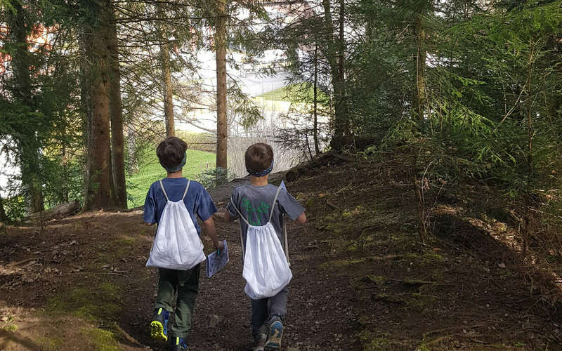 Kinder unterwegs in der Natur von Oberstaufen