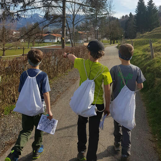 Kinder auf einer Rallye durch die Natur im Allgäu