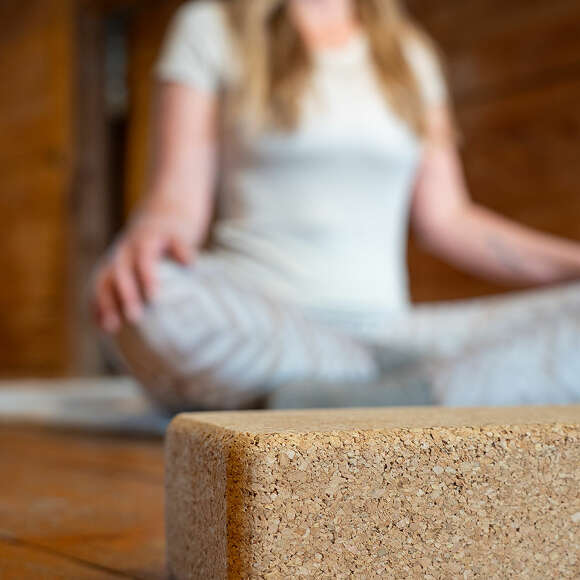 Entspannung, Ruhe und Kraft beim Yoga in den Bergen