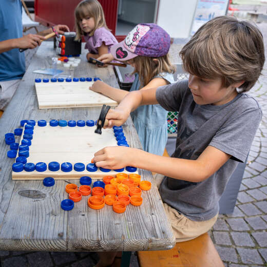 Kinder basteln aus Plastikdeckeln Kunst