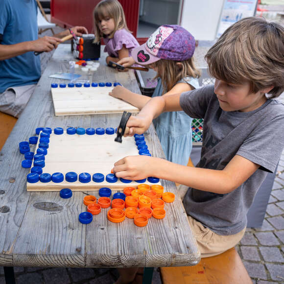 Kinder basteln aus Plastikdeckeln Kunst
