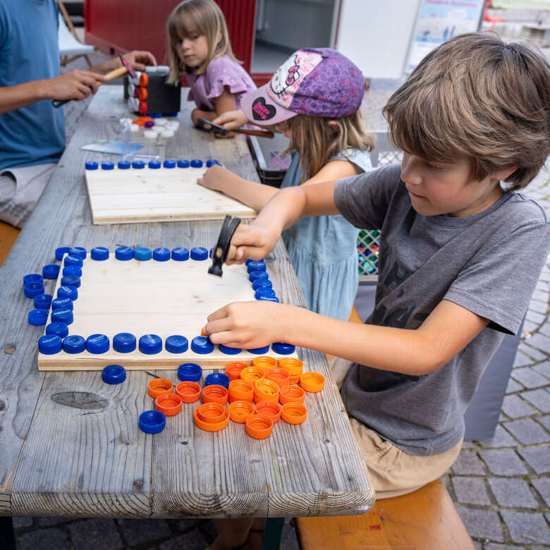 Kinder basteln aus Plastikdeckeln Kunst