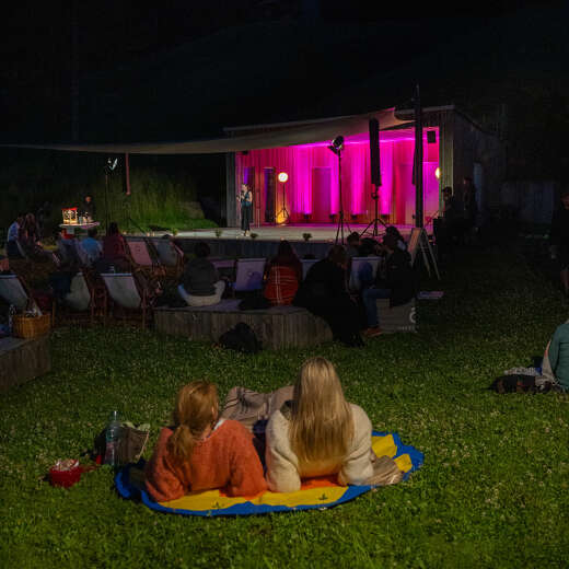 Gemütlicher Sommerabend im Allgäu bei einem Poetry Slam