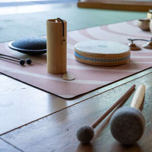 Klangschalen und Achtsamkeitsinstrumente auf einer Yogamatte bei den Achtsamkeitstagen in Oberstaufen