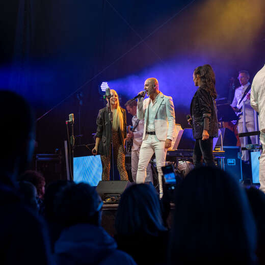 Die Sänger der Big Band singen auf dem Benefizkonzert in Oberstaufen.