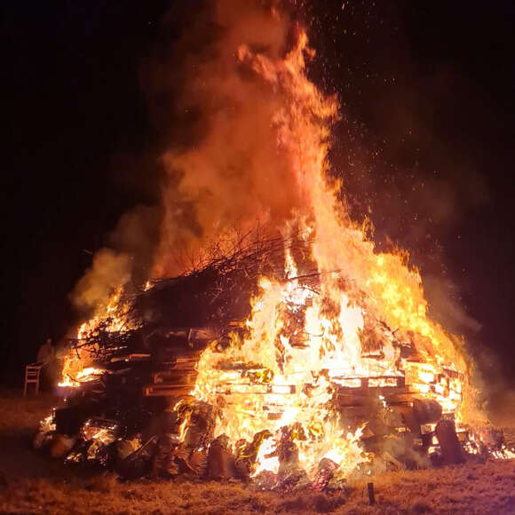 Das traditionelle Funkenfeuer ist ein altes Brauchtumsfest im Allgäu.