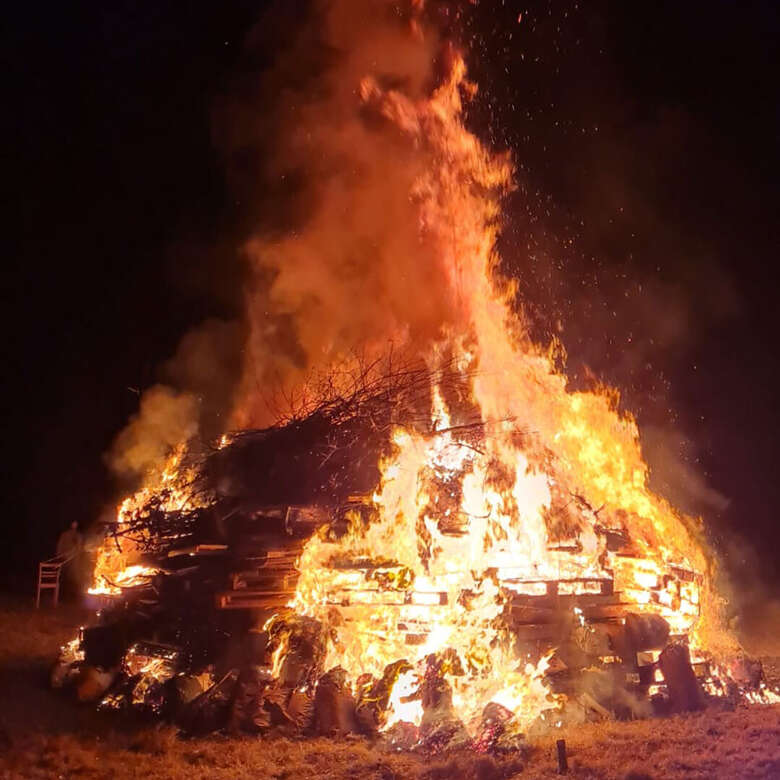 Das traditionelle Funkenfeuer ist ein altes Brauchtumsfest im Allgäu.
