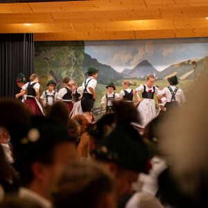 Kinder in Tracht tanzen beim Heimatabend.