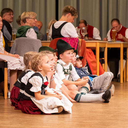 Der Nachwuchs der Tanzgruppe schaut zu.