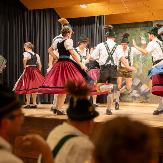 Die Thaler Tanzgruppe tritt auf der Bühne auf.