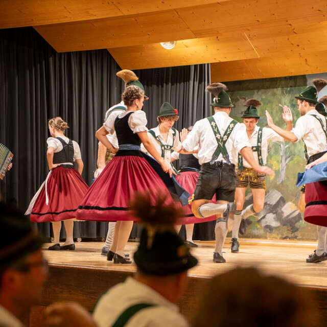 Heimatabend Thalkirchdorf Die Thaler Tanzgruppe tritt auf der Bühne auf.