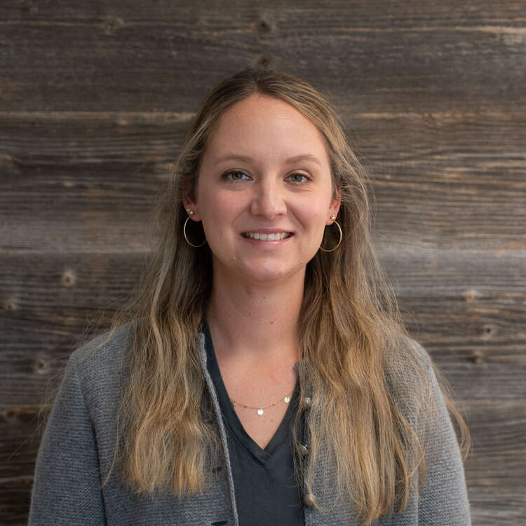 Portrait Tina Scheurenbrand Mitarbeiterin im Gästeservice Oberstaufen Tourismus