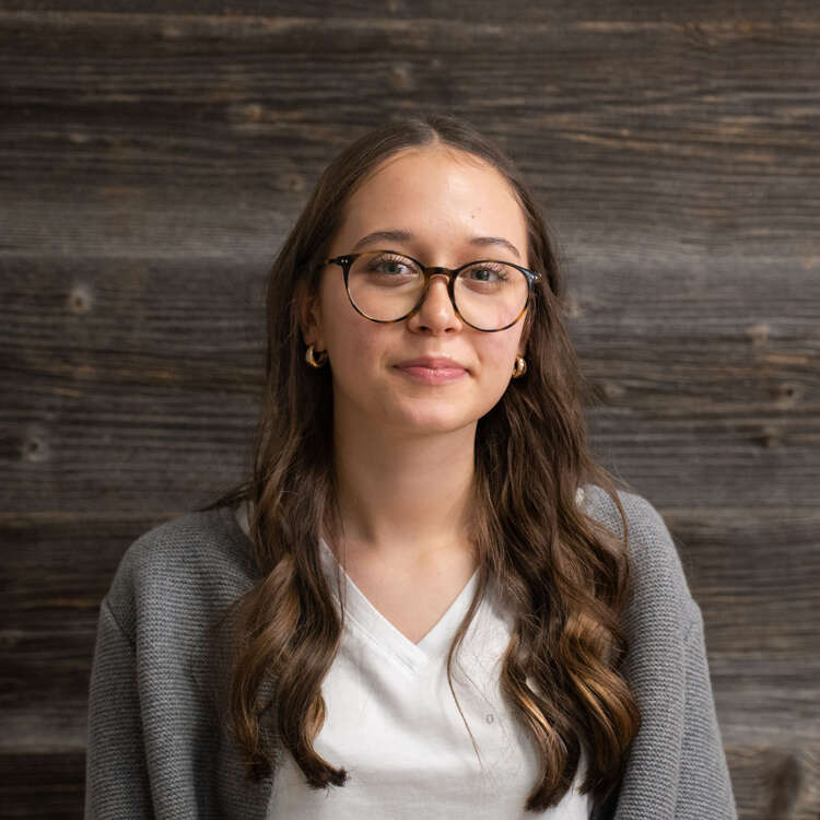 Praktikantin im Gästeservice